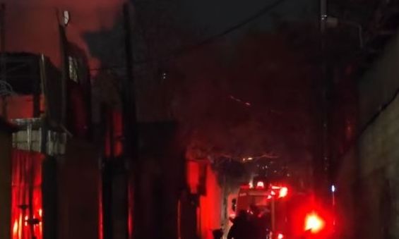 Μεγάλη φωτιά σε αποθήκη στου Ρέντη - Δείτε εικόνες