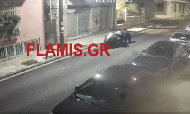 Πάτρα: Κάμερα κατέγραψε δυο 10χρονους να κλέβουν και να μεταφέρουν μηχανάκι