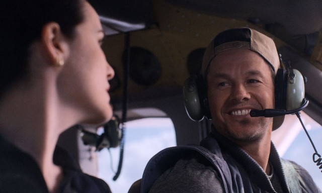 Ο Μελ Γκίμπσον επιστρέφει με το θρίλερ «Επικίνδυνη πτήση» και τον Μαρκ Γουόλμπεργκ