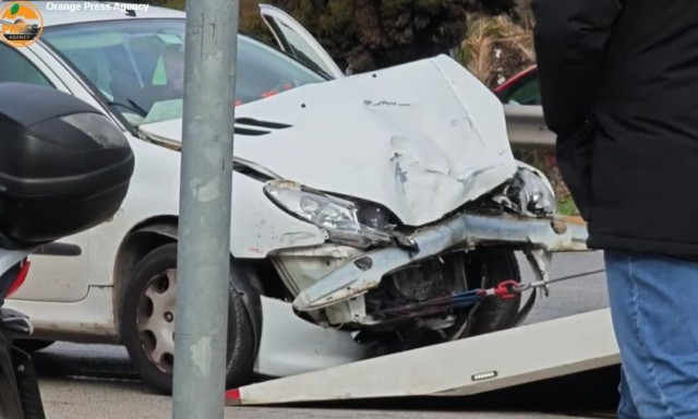 Κίνηση τώρα: Βίντεο από το τροχαίο ατύχημα στην λεωφόρο Αλίμου – Κατεχάκη - Ένας τραυματίας