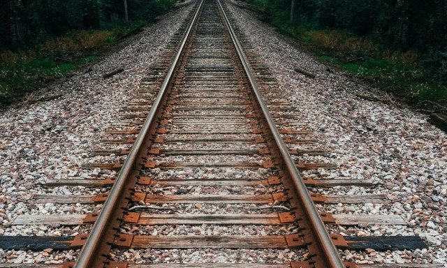 Απίστευτη τραγωδία στην Ινδία: Πήδηξαν από το τρένο για να γλιτώσουν από πυρκαγιά και σκοτώθηκαν