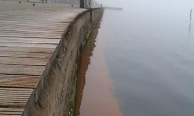 Θεσσαλονίκη: Kοκκίνισε η επιφάνεια του Θερμαϊκού - Τι είναι το φαινόμενο της ερυθράς παλίρροιας