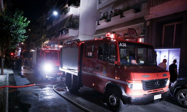 Στις φλόγες τυλίχθηκαν αυτοκίνητο και μοτοσικλέτα στη Θεσσαλονίκη