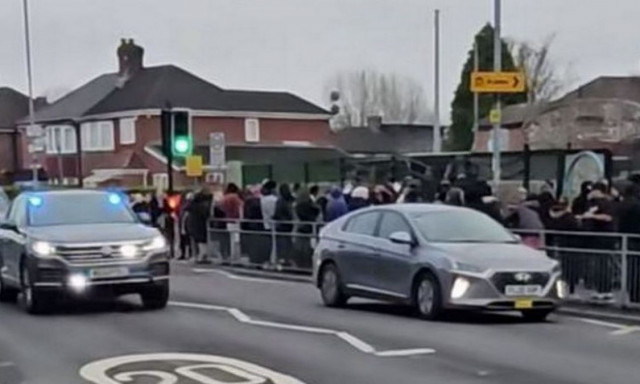 Μάντσεστερ: 20χρονος τράβηξε μαχαίρι έξω από σχολείο - Τρομοκρατημένοι οι γονείς