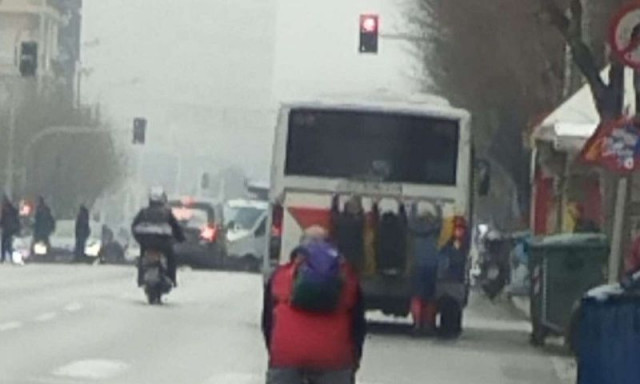 Θεσσαλονίκη: Απίστευτες εικόνες - Παιδιά κρέμονται από λεωφορείο