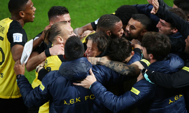 ΑΕΚ: Αποχαιρέτησε τους παίκτες ο Αλμέιδα στα αποδυτήρια της Τούμπας – Η ατάκα του Βίντα