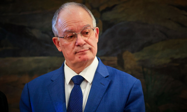 Ο Κωνσταντίνος Τασούλας συμμετείχε στο λαϊκό προσκύνημα για τον Αρχιεπίσκοπο Αναστάσιο