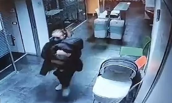 Εφιάλτης κάθε γονιού: Ψεύτικη νοσοκόμα αρπάζει νεογέννητο από το μαιευτήριο - Το σατανικό σχέδιό της