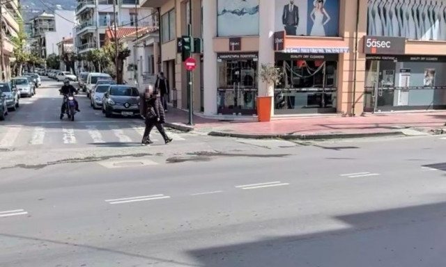 Βόλος: Σε αμόκ στη μέση του δρόμου 26χρονη - Στο αυτόφωρο ο σύντροφός της