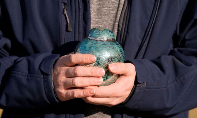 Η ανατριχιαστική ανακάλυψη της μαμάς - Τα μωρά ίσως έφαγαν τις στάχτες του νεκρού παππού τους