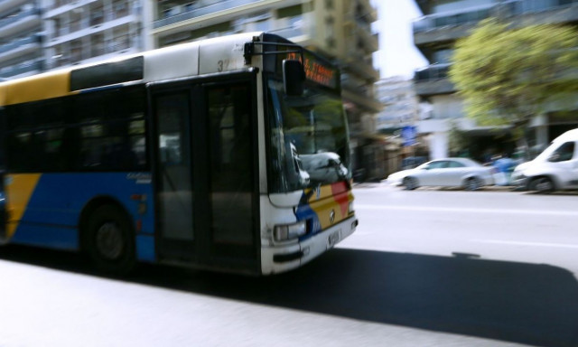 Νεαροί κρεμάστηκαν στο πίσω μέρος αστικού λεωφορείου για να διασχίσουν την Εγνατία