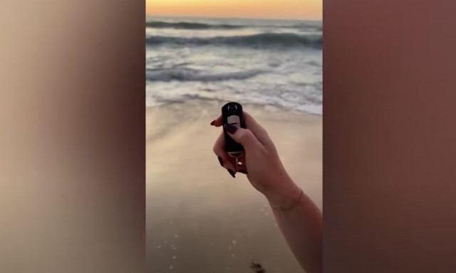 Έχασαν στη θάλασσα τα κλειδιά του αυτοκινήτου και ο ωκεανός τα επέστρεψε με μεγάλο κύμα