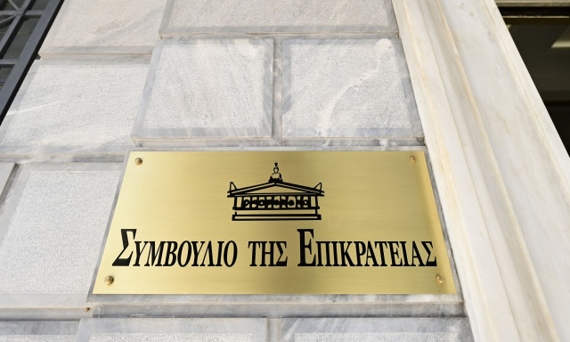 Σε πρότυπη δίκη στο ΣτΕ θα συζητηθεί η επαναφορά δώρων και επιδομάτων σε δημόσιους υπαλλήλους