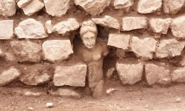 Οι εργασίες πυρασφάλειας αποκαλύπτουν εντοιχισμένο άγαλμα στους αρχαίους Φιλίππους Καβάλας