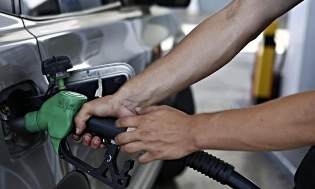 Απαγορεύεται με νόμο η χορήγηση βενζίνης σε όποιον μοτοσικλετιστή δεν φοράει κράνος