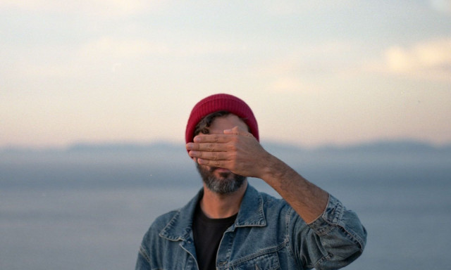 Πέτρος Κλαμπάνης: Ακούστε το νέο του σινγκλ, «Stenahoria» από τον επερχόμενο δίσκο «Latent Info»