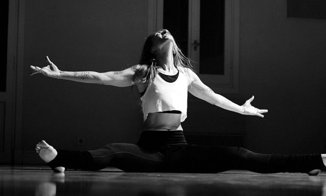 Angelika Dusk: Τραγουδάει στα ελληνικά για πρώτη φορά το «Σύνδεση Αληθινή»