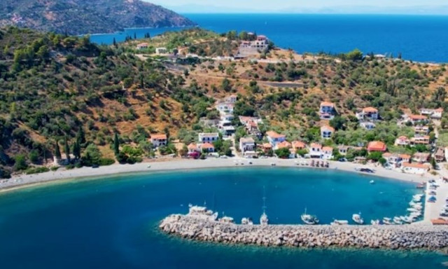 Σαμπατική: Το άγνωστο «διαμάντι» της Αρκαδίας με τα κρυστάλλινα νερά που «μαγεύει» τον επισκέπτη