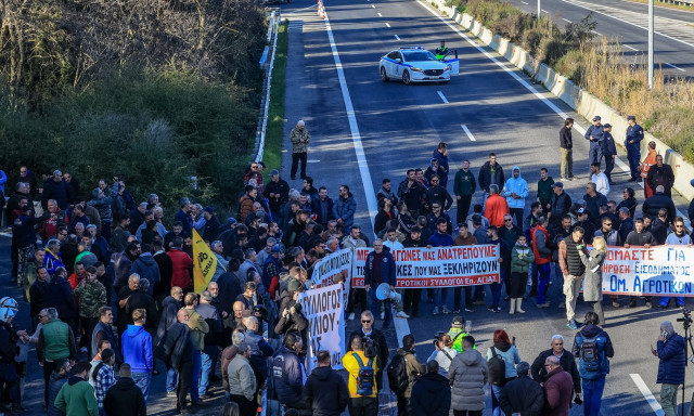 Συνεχίζονται οι κινητοποιήσεις των αγροτών: Έκλεισαν τον κόμβο Ε65 στην Καρδίτσα