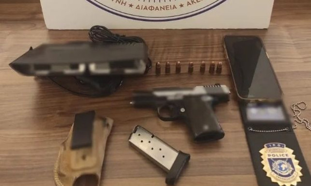 Συνελήφθη δημοτικός υπάλληλος για απόπειρα εκβίασης και παράβαση του νόμου περί όπλων