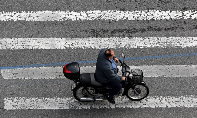 «Δεν φοράτε κράνος; Δεν βάζετε βενζίνη» – Το κυβερνητικό σχέδιο για «φρένο» στα θανατηφόρα τροχαία