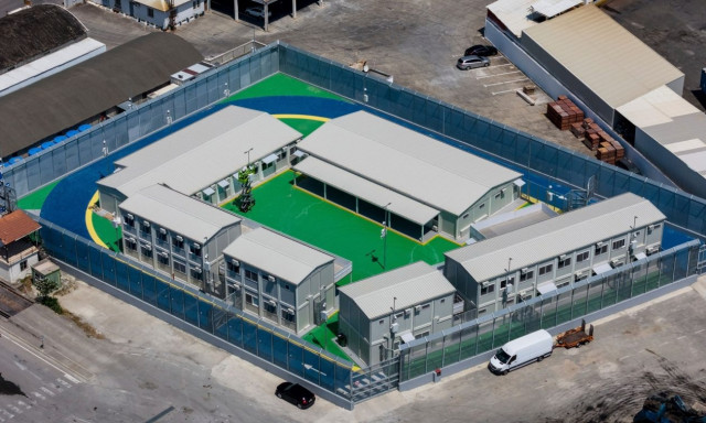 Ιταλία: Το ιταλικό Πολεμικό Ναυτικό μεταφέρει μετανάστες σε κλειστή δομή στη βόρεια Αλβανία