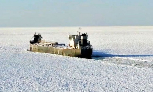 Ένα καναδικό φορτηγό πλοίο παγιδεύτηκε στον πάγο στη λίμνη Ήρι