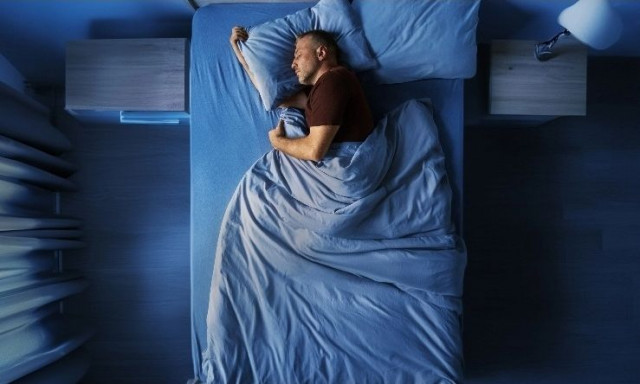 Μήπως το κάνεις κι εσύ; Τι λέει η επιστήμη για όσους σκεπάζονται για να κοιμηθούν χειμώνα-καλοκαίρι