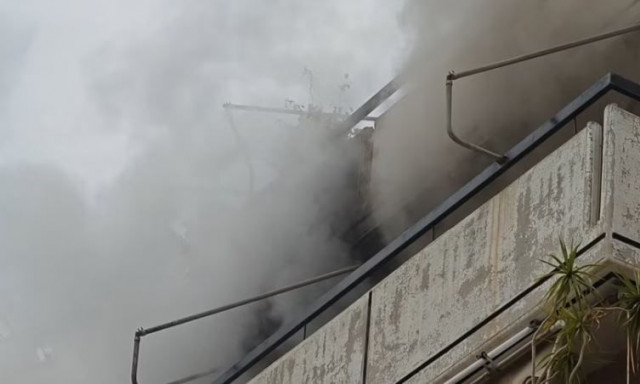 Φωτιά σε διαμέρισμα στο Παγκράτι - Εκτεταμένες φθορές (vid)