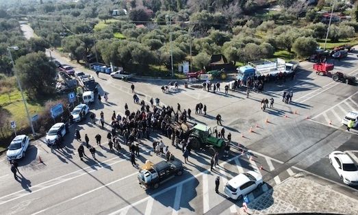 Αλεξανδρούπολη: Ελαιοπαραγωγοί, μελισσοκόμοι και αγρότες έκλεισαν συμβολικά τον κόμβο της Μάκρης