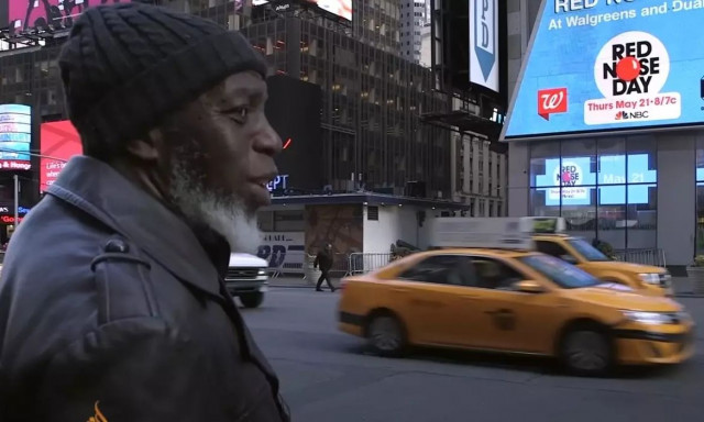 Βλέπει την Times Square και για πρώτη φορά iPhone μετά από 44 χρόνια στη φυλακή - Η αντίδρασή του