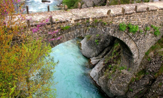Τζουμέρκα: Το πέτρινο εντυπωσιακό γεφύρι της Πολιτσάς
