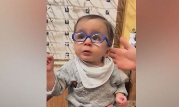 H απίστευτη στιγμή που ένα μωρό λίγο μηνών βλέπει για πρώτη φορά...τον κόσμο!