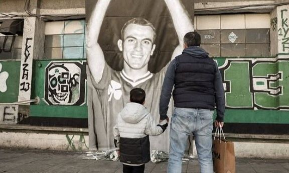 Μπάνερ με τη μορφή του Μίμη Δομάζου στη Λεωφόρο