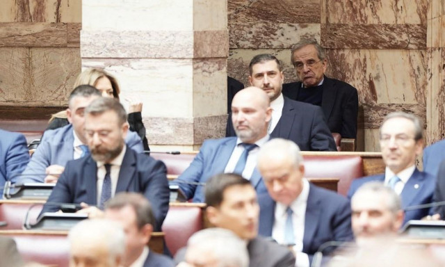 Αντώνης Σαμαράς: Συνοφρυωμένος στα «ορεινά» της Βουλής