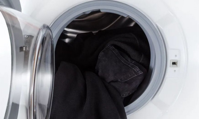 Πώς να πλύνετε τα μαύρα τζιν ώστε να μην χάσουν τη λάμψη τους
