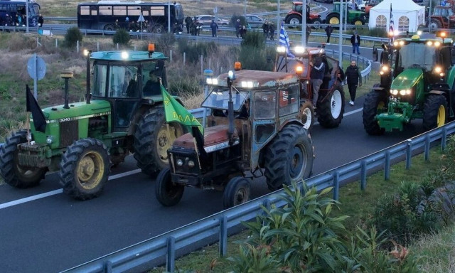 Οι αγρότες κλείνουν την παλαιά εθνική στο ύψος του Αιγίου