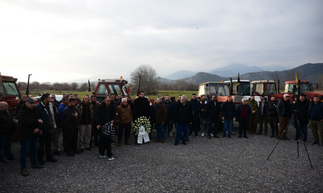 Τέμπη: Αγρότες άφησαν λουλούδια στο σημείο της τραγωδίας