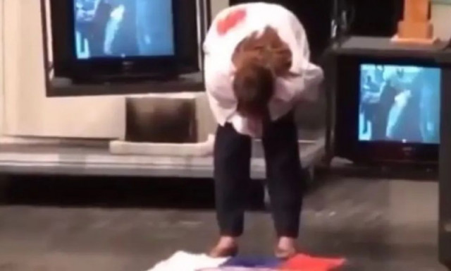 Αίσχος στη Σερβία: Χλευάζουν την εκκλησία και κάνουν εμετό στη σημαία