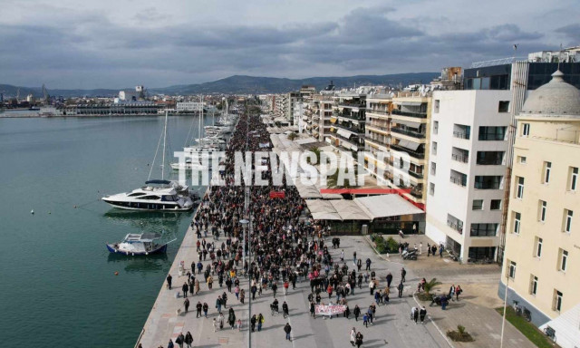 Βόλος: Πλήθος κόσμου στη πορεία για τα θύματα των Τεμπών