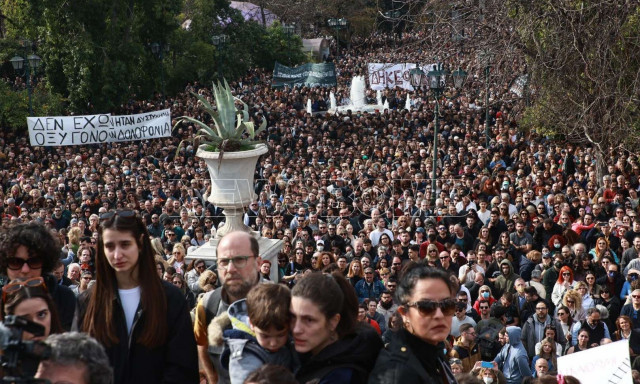 Ολοκληρώθηκε η πορεία για τα Τέμπη: Επεισόδια στο Σύνταγμα, επίθεση κουκουλοφόρων στα ΜΑΤ