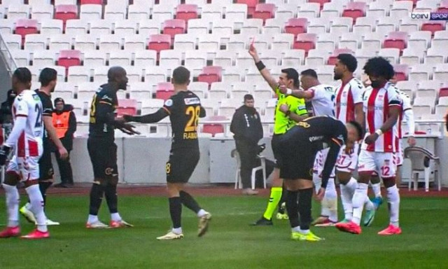 Περίεργες σκηνές στην τουρκική Super League - Συμπαίκτες «έπαιξαν» σφαλιάρες