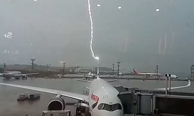 Η στιγμή που κεραυνός χτυπάει αεροσκάφος εν μέσω καταιγίδας