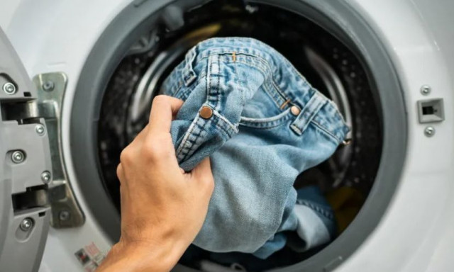 Γιατί πρέπει να βάζετε ξύδι και ζάχαρη στο πλυντήριο όταν πλένετε τα τζιν σας