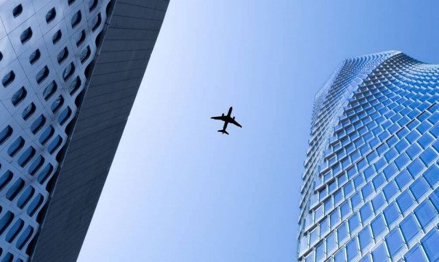 ΗΠΑ: Αεροπορική εταιρεία απαγορεύει σε επιβάτες τα άσεμνα ρούχα και τα τατουάζ