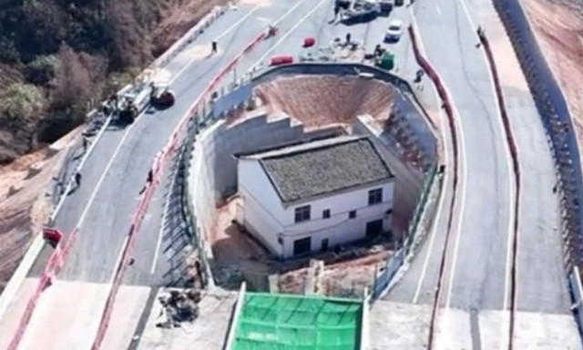 Ένα σπίτι στη μέση ενός αυτοκινητόδρομου: Ιδιοκτήτης απέρριψε τεράστιο ποσό και τώρα μετανιώνει