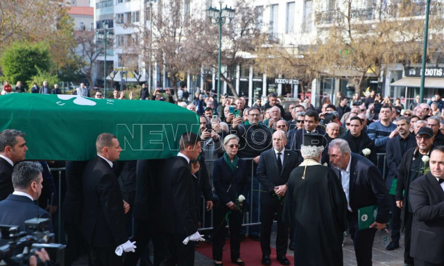 Μίμης Δομάζος: Το τελευταίο αντίο λένε πρώην ποδοσφαιριστές -  Ξεκινάει η κηδεία