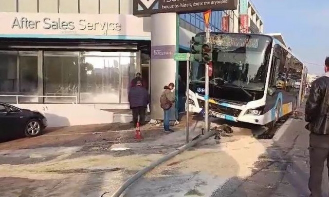 «Κάποιος πετάχτηκε, για να μην τον σκοτώσω το έριξα έξω» -Τι είπε ο οδηγός λεωφορείου για το τροχαίο