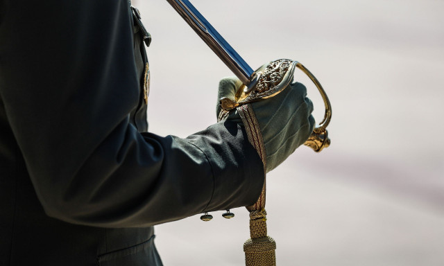 Αυξήσεις σε στρατιωτικούς, αναδρομικά σε απόστρατους - Ποιοι θα λάβουν επιστροφές