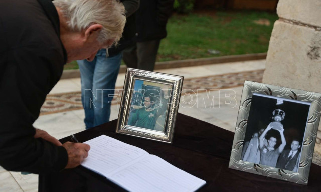 Μίμης Δομάζος: Σε εξέλιξη το λαϊκό προσκύνημα στη Μητρόπολη Αθηνών - Στις 15:00 η κηδεία του